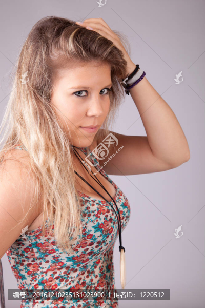 年輕漂亮的女人擺姿勢(shì)