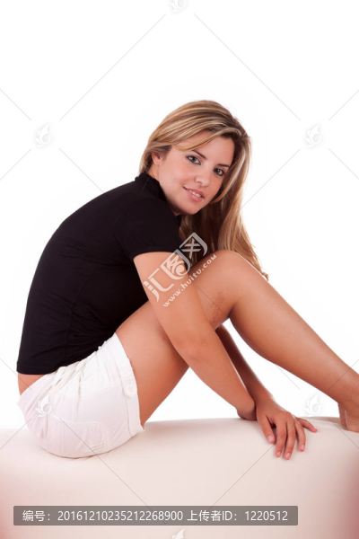 年輕女子在沙發(fā)上放松