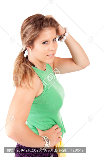 年輕漂亮的女人擺姿勢