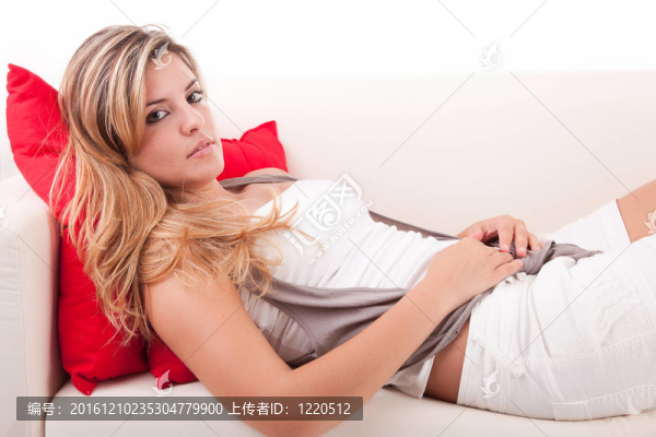 年輕女子在沙發(fā)上放松