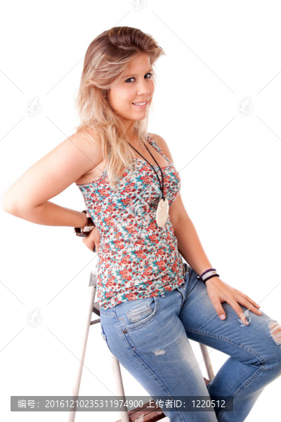 年輕漂亮的女人擺姿勢