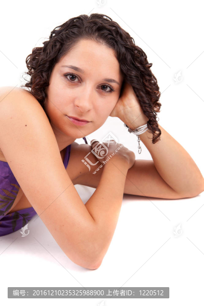 年輕漂亮的女人擺姿勢(shì)