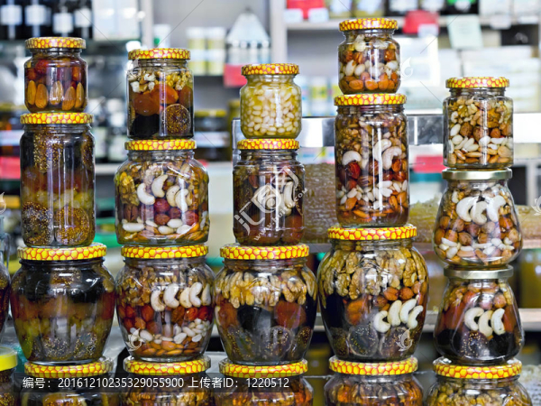 商店里陳列有堅(jiān)果和蜂蜜的玻璃罐