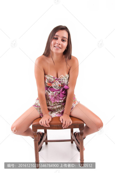 坐在椅子上的美女