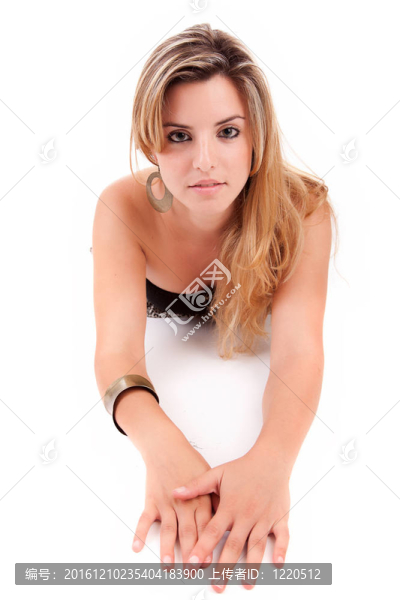 年輕漂亮的女人擺姿勢