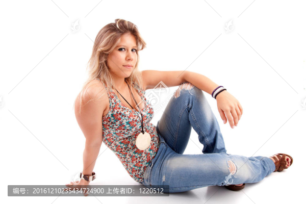 年輕漂亮的女人擺姿勢(shì)