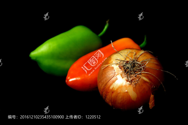 兩個(gè)胡椒和黑色背景的燈泡