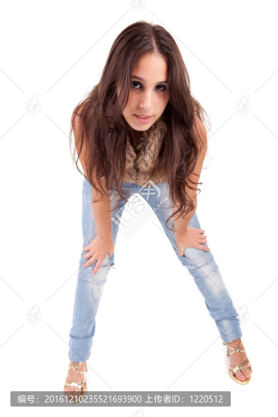 年輕漂亮的女人擺姿勢