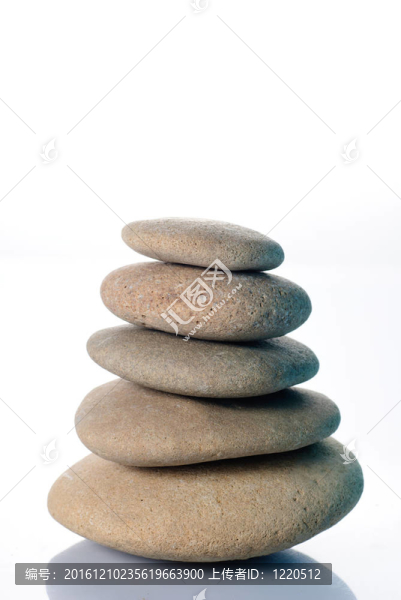 孤立的石頭金字塔