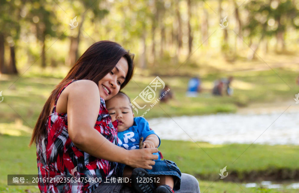 快樂的母親和嬰兒在公園里