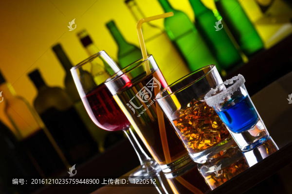 酒吧上不同的酒精飲料和雞尾酒