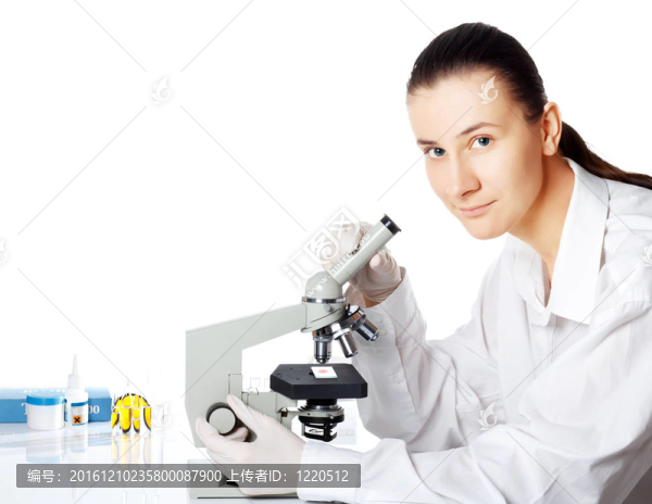 科學家在白色的實驗室里通過顯微鏡觀察