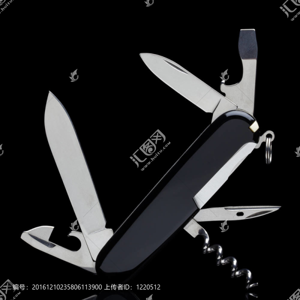 瑞士軍刀孤立在黑色