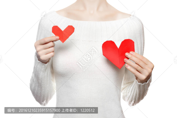 女孩抱著比較兩折紙的心