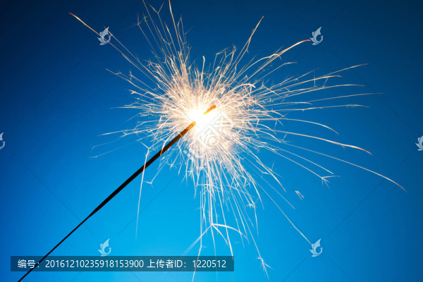 藍色背景上的煙火