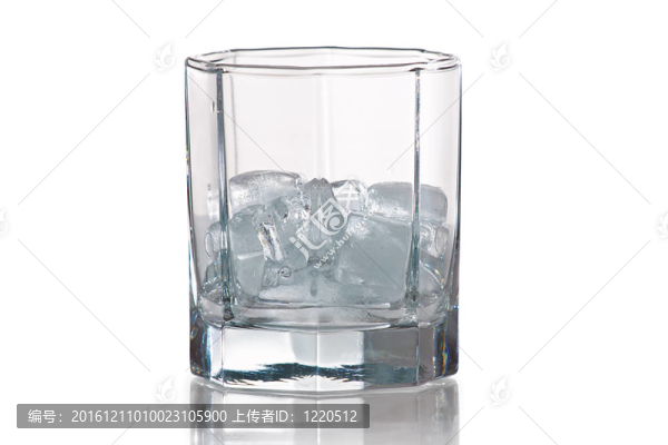 白色背景雞尾酒用冰玻璃