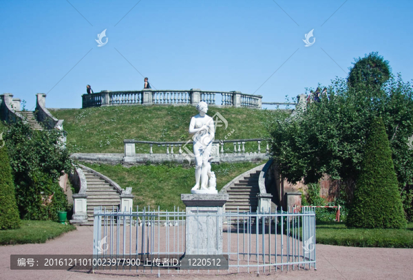 Peterhof。較低的公園。維納斯雕塑。俄羅斯