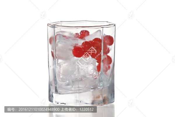 在白色背景上的冰和紅色蔓越莓玻璃