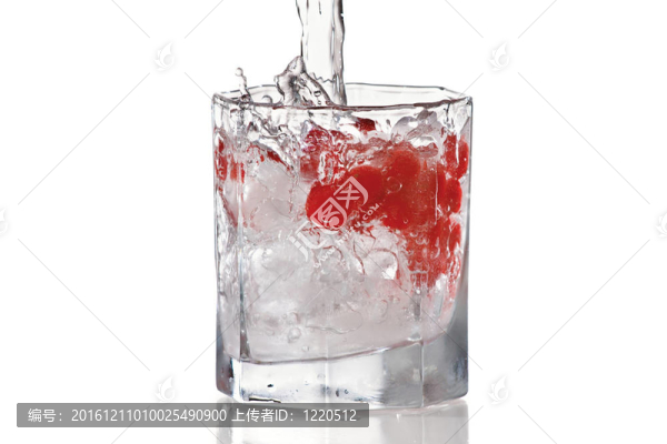 杯水；冰紅酸果蔓的果實(shí)與白色背景上的飛濺