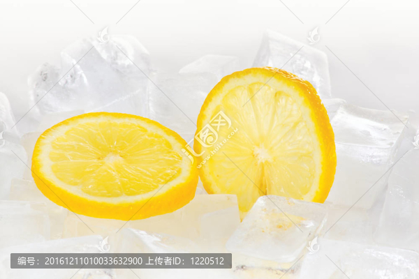 冰塊上的兩片新鮮檸檬