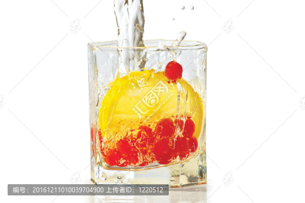 杯水；檸檬和紅酸果蔓的果實與白色背景上的飛濺