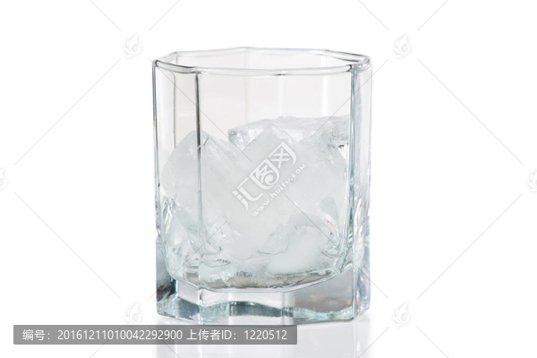 白色背景雞尾酒用冰玻璃