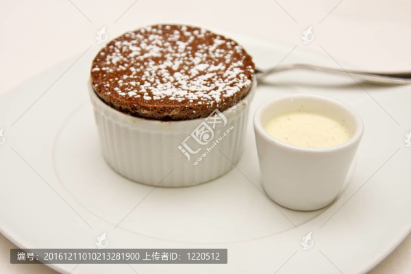 在一個(gè)白色的杯醬烤布朗尼