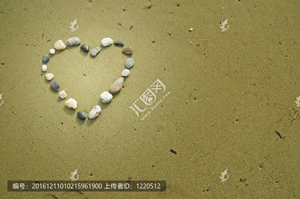 沙子上的小石頭制成的心