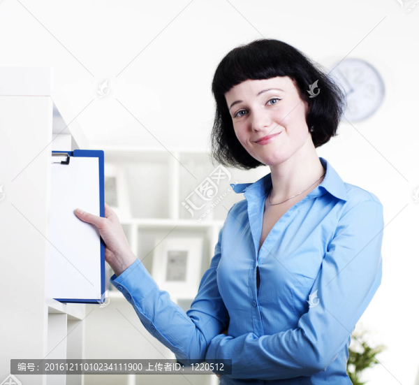 女人把一片與一架文件