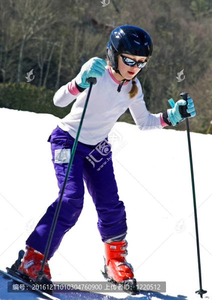 少女在雪中滑雪