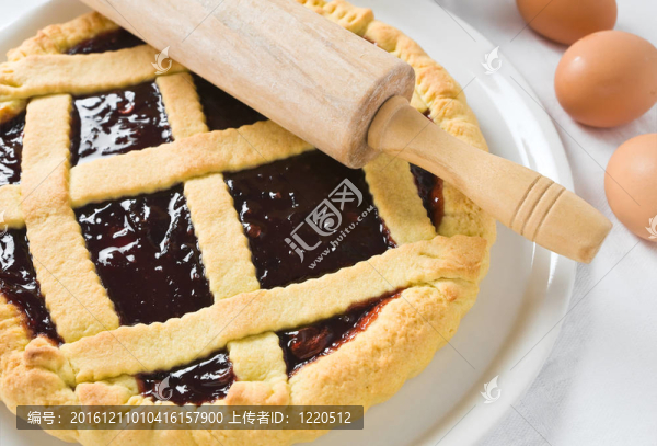 用果醬在白盤子里的早餐。