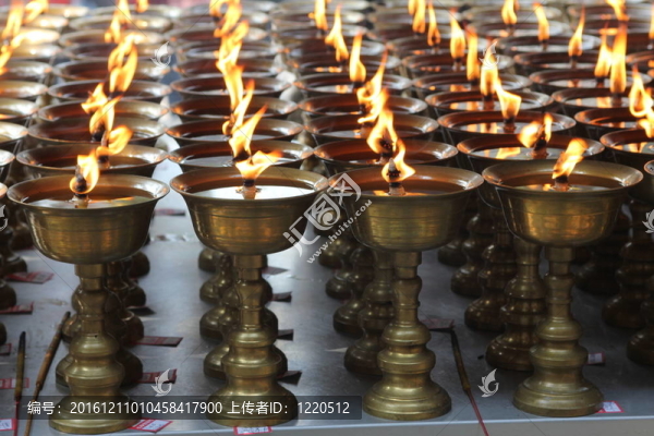 佛教寺廟燃燒的蠟燭