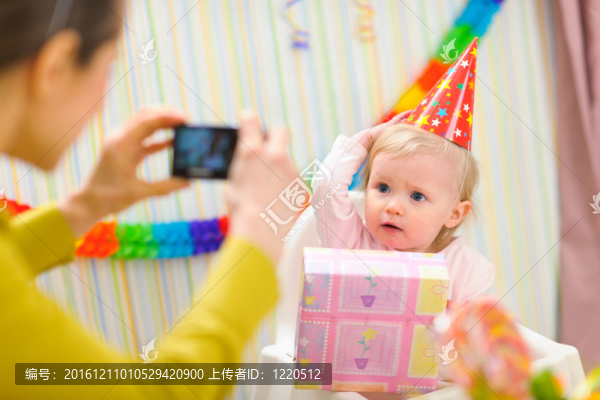 媽媽在寶寶一歲生日的照片
