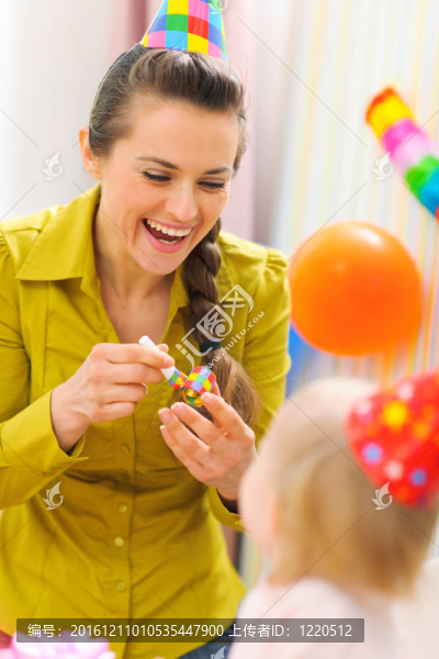 母親慶祝她孩子的第一個生日