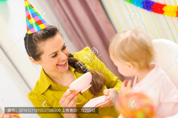 母親在第一次生日慶祝時(shí)喝了一杯茶