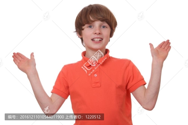 手勢的男孩