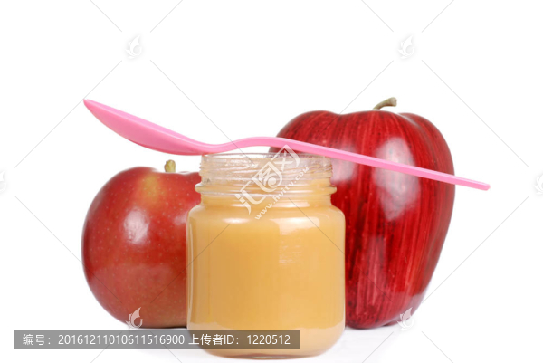 帶蘋果醬和勺子的嬰兒罐
