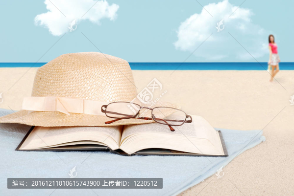 在海灘上戴眼鏡和帽子