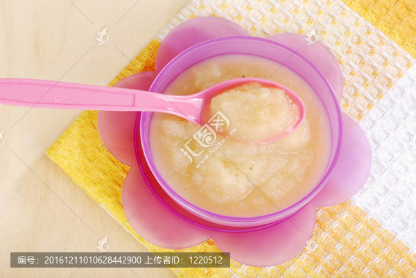 頂部的蘋(píng)果醬在嬰兒碗