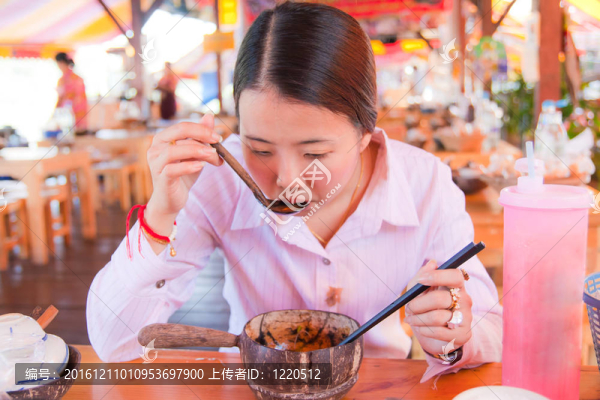 亞洲婦女吃面條