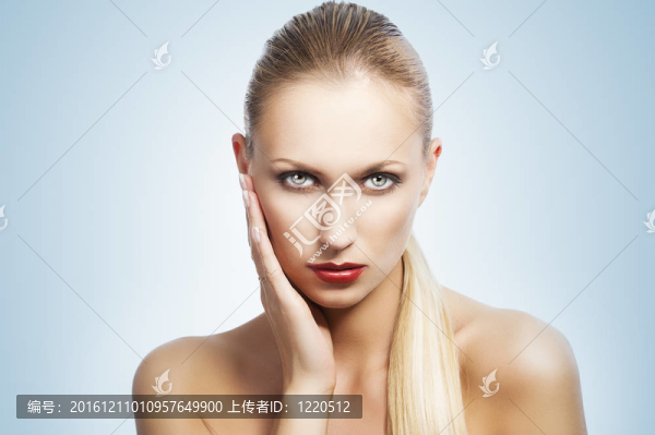 美麗女人白。她的手靠近臉