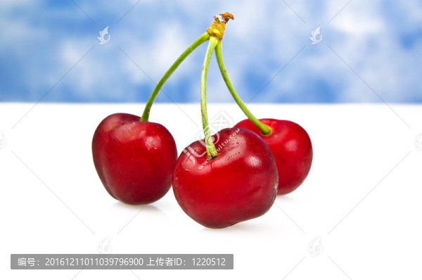 白色表面上的櫻桃