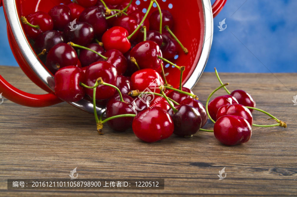 櫻桃木桌上的櫻桃