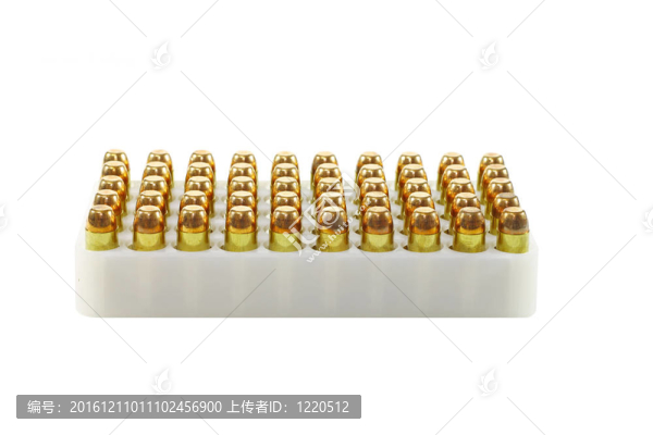 五十個(gè)全金屬外殼子彈使用淺deptjh場孤立在白色房間為您的文本。