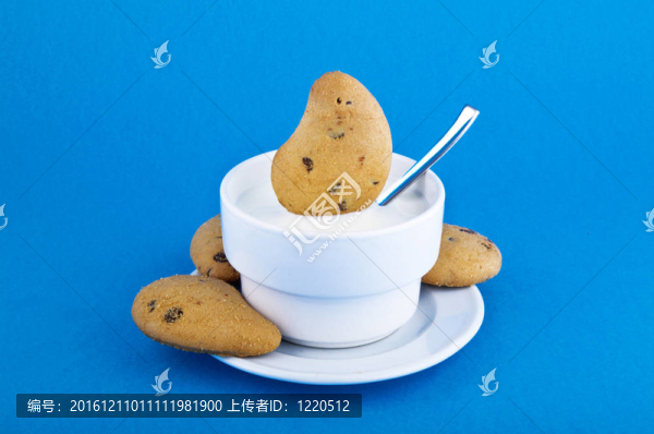 一杯牛奶和餅干