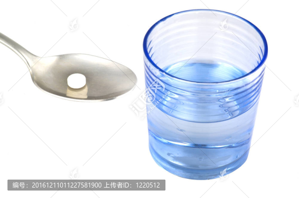 湯匙里的藥和一杯水