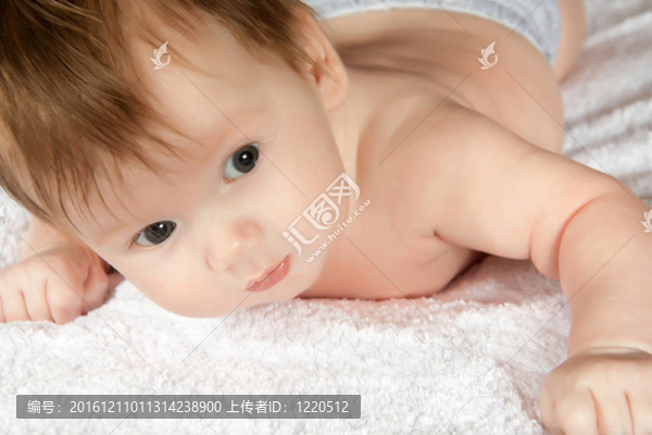嬰兒約兩個月嘗試抬起頭