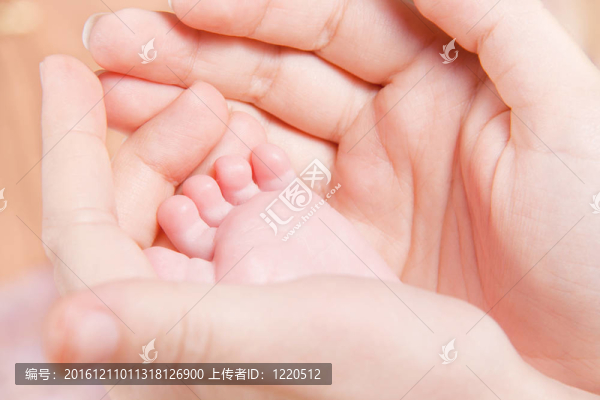嬰兒的腳在女人手中