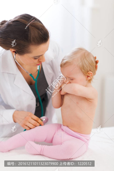 小兒科醫(yī)生安撫哭泣的嬰兒