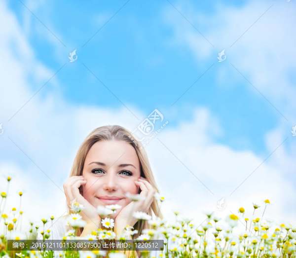 快樂的年輕女性在天空